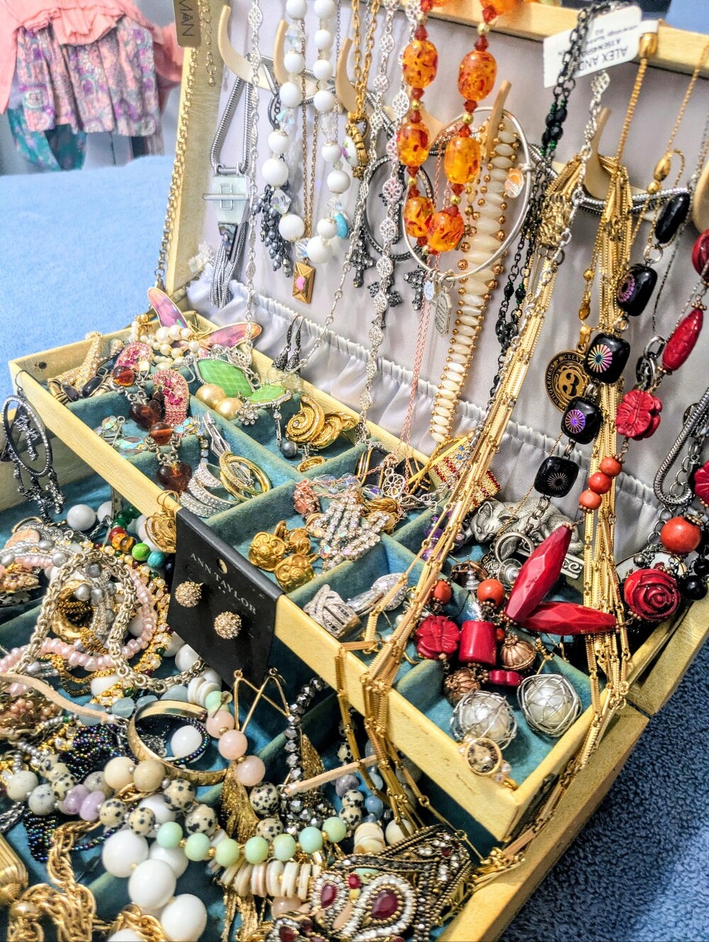 Huge Vintage To Now Estate Jewelry Treasure Lot - Picture 10 of 14